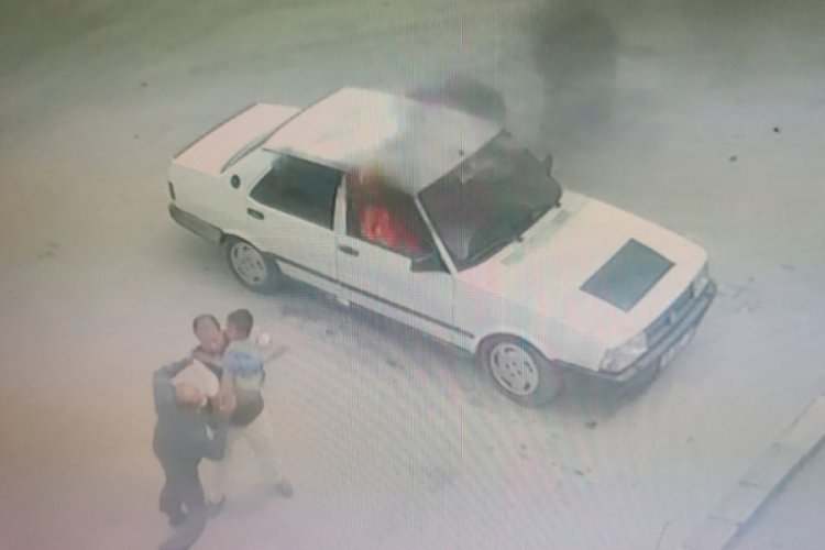 Bursa'da yanan otomobilden ağır yaralı kurtarılan &Ccedil;ınar'ın, hayati tehlikesi s&uuml;r&uuml;yor