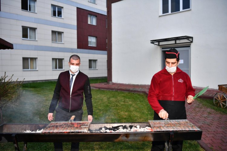 Yurtta karantinada kalan 200 kişiye sucuk ekmekli moral
