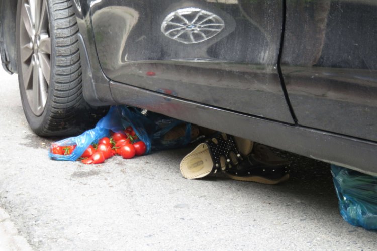 Pazar alışverişinden d&ouml;nen kadın otomobilin altında kaldı