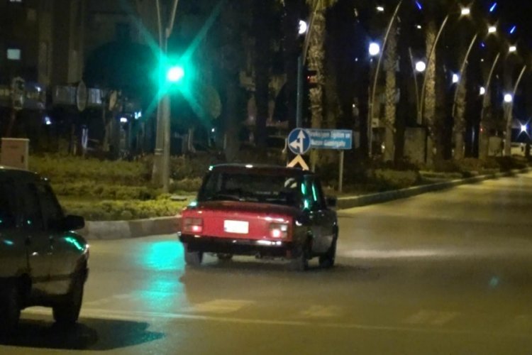 Savcı ve polisin g&ouml;z&uuml; &ouml;n&uuml;nde drift atan s&uuml;r&uuml;c&uuml;ye 6 bin 429 lira ceza