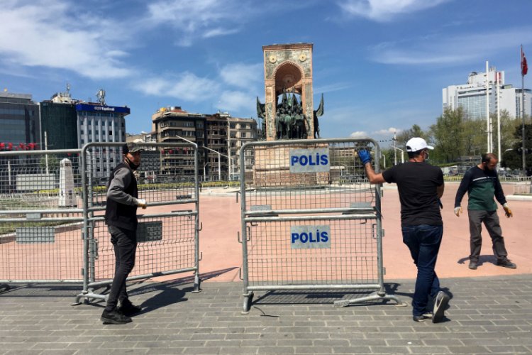 Taksim Meydanı ve Cumhuriyet Anıtı bariyerlerle &ccedil;evrildi