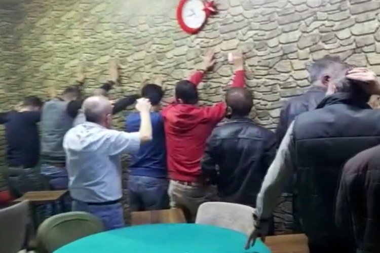 Bursa'da koronadan korkmadılar, polisten korkup banyoya saklandılar