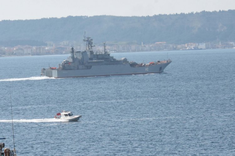 Rus savaş gemisi, &Ccedil;anakkale Boğazı'ndan ge&ccedil;ti
