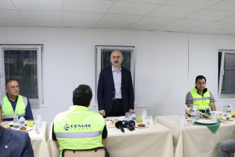 Ulaştırma ve Altyapı Bakanı Karaismailoğlu, iş&ccedil;ilerle iftar yaptı