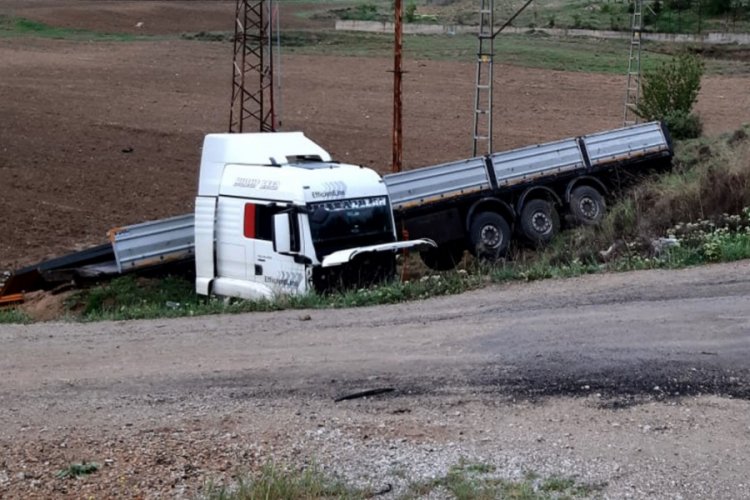 Demir y&uuml;kl&uuml; tır şarampole devrildi