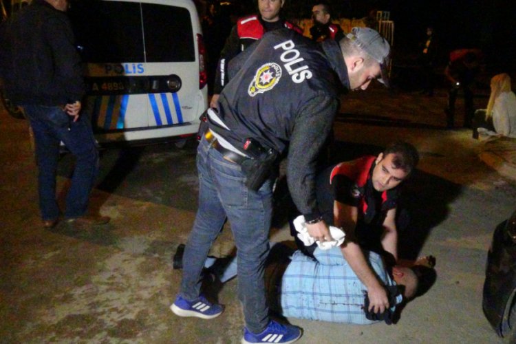 Ablasıyla boşanma aşamasında olan eniştesini sırtından bı&ccedil;akladı