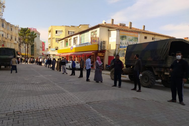 Suriyelilerin ATM kuyruğu