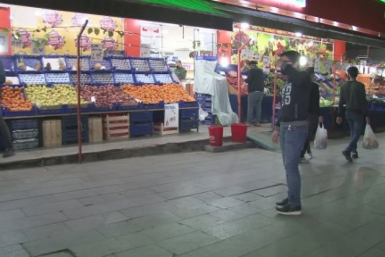 Kısıtlamaya dakikalar kala marketlerde yoğunluk yaşandı