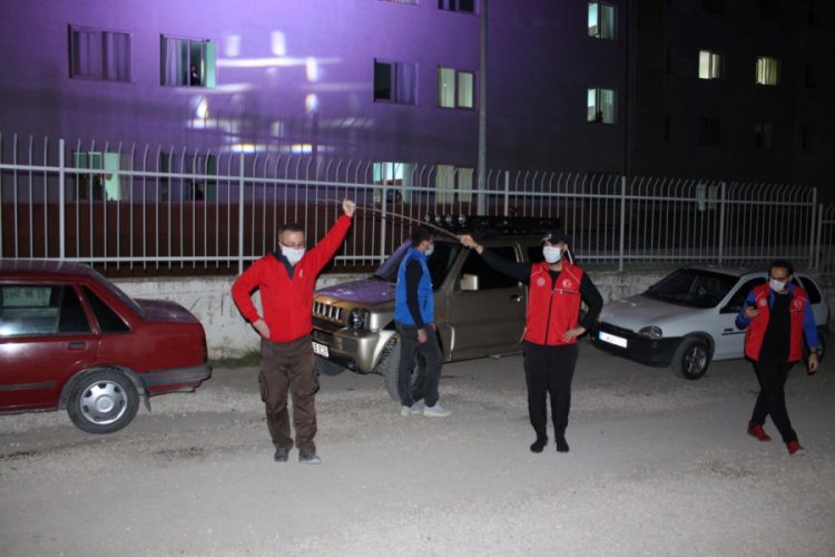 Karantinadaki vatandaşlara m&uuml;zikli, horonlu s&uuml;rpriz