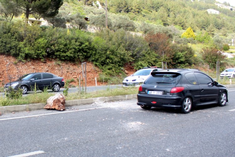 Muğla'da yola d&uuml;şen kaya par&ccedil;asından şans eseri kurtuldular