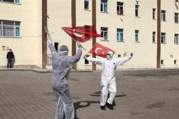 Karantinada kalanlara m&uuml;zik ve halaylı moral