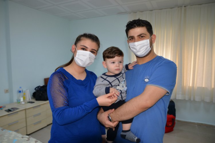 1 yaşındaki İnayet, karantina yurdunun moral kaynağı oldu