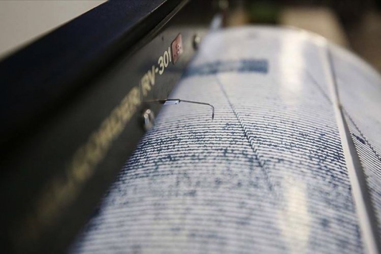 Endonezya'da 5,6 b&uuml;y&uuml;kl&uuml;ğ&uuml;ndeki deprem bazı binalarda hasara neden oldu
