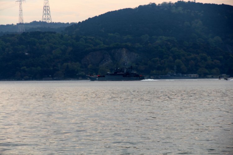 Rus savaş gemisi İstanbul Boğazı'ndan ge&ccedil;ti