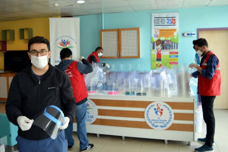 Y&uuml;z siperliği ve maske &uuml;retip, &uuml;cretsiz dağıtıyorlar
