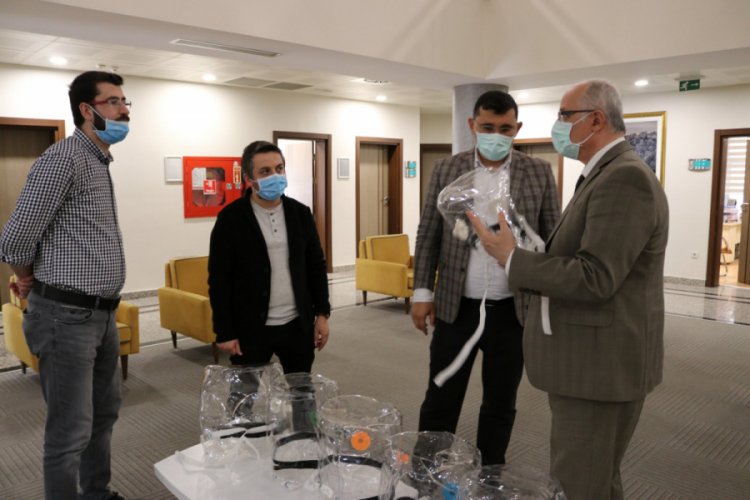 Koronavir&uuml;s tedavisinde kullanılan helmet maske &uuml;retildi