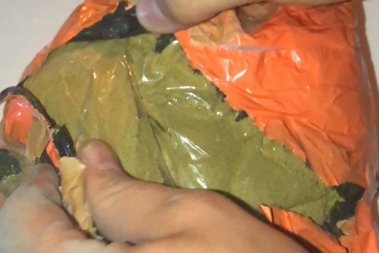 Uyuşturucuyu aracın &ccedil;amurluğuna saklamışlar