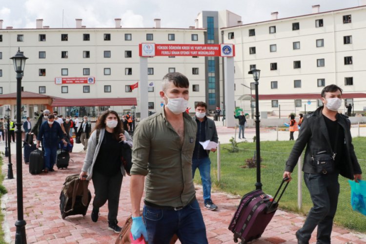 Karantina s&uuml;resi dolan 270 kişi, yurttan Mehter Marşı ile uğurlandı
