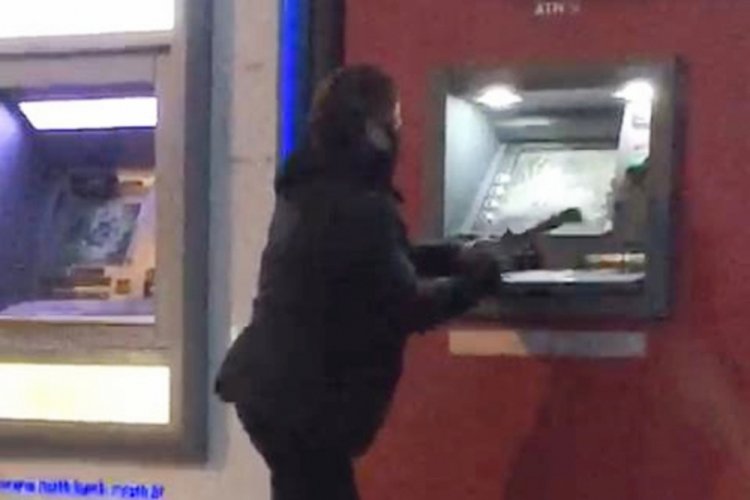 Bursa'da miras y&uuml;z&uuml;nden babasına kızıp, ATM'lere keserle saldıran kadın su&ccedil; makinesi &ccedil;ıktı