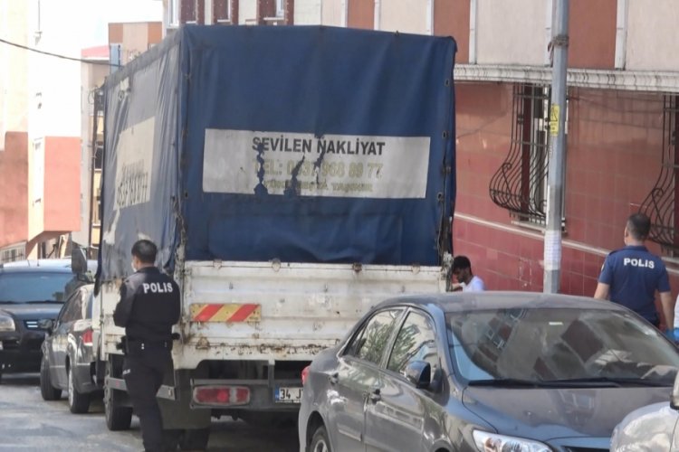 Kamyonetinin kasasında intihar etti