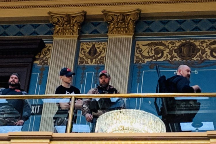 Karantina karşıtı silahlı protestocular, Michigan Eyaleti Meclis binasını bastı