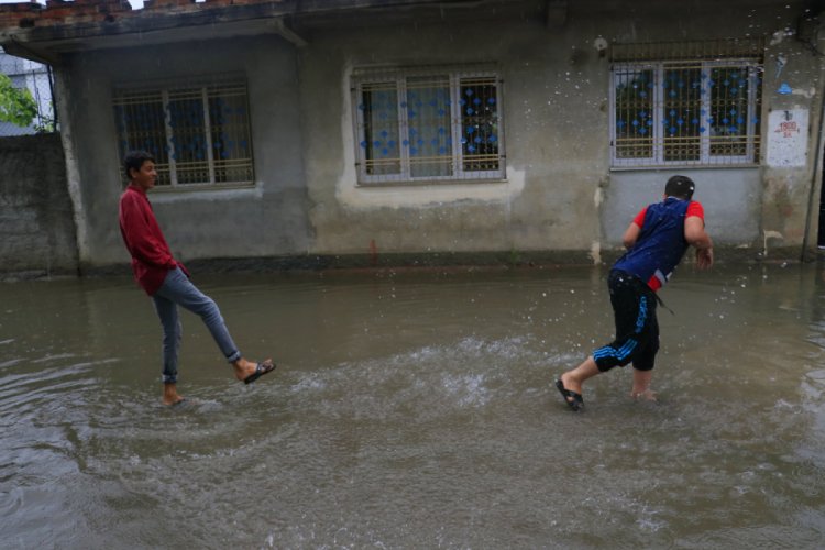 3 saatlik yağmur su baskınlarına neden oldu