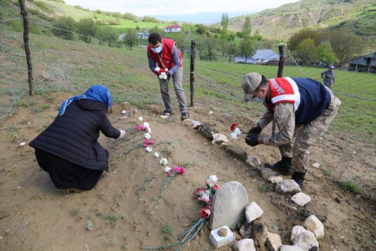 İş&ccedil;i bayramında şehit operat&ouml;r mezarı başında anıldı
