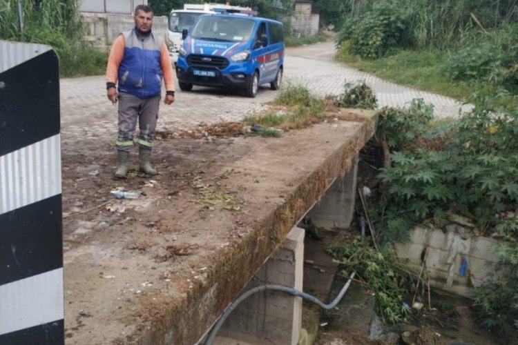 &Ccedil;&ouml;p konteynerini boşaltmak isterken dereye d&uuml;şt&uuml;