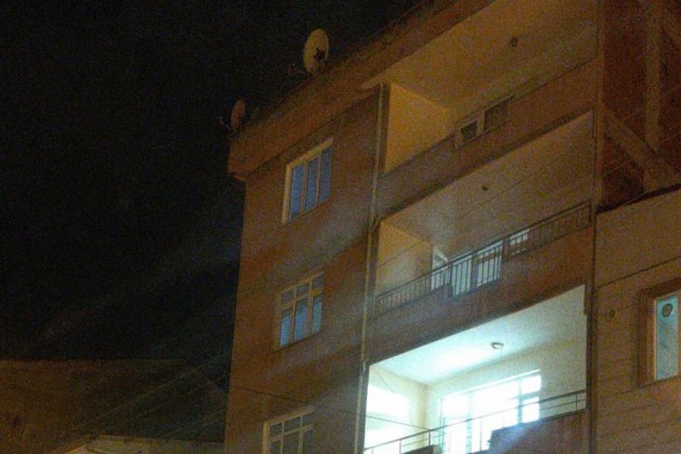 Bursa'da balkondan d&uuml;şen minik &Ouml;yk&uuml;, hayatını kaybetti