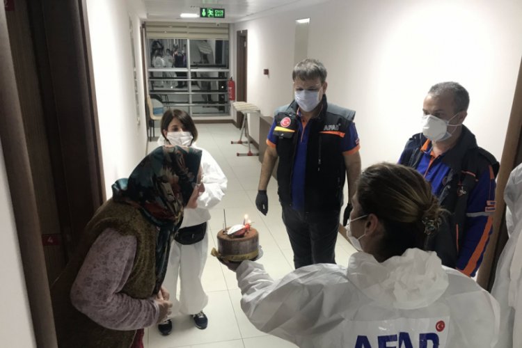 D&uuml;zce'de karantinada kalanlara doğum g&uuml;n&uuml; s&uuml;rprizi