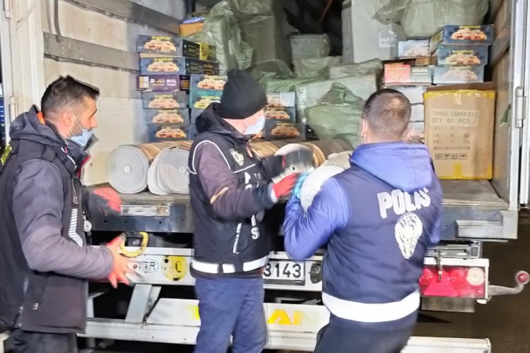 Durdurulan TIR'da 9 bin paket ka&ccedil;ak sigara ele ge&ccedil;irildi