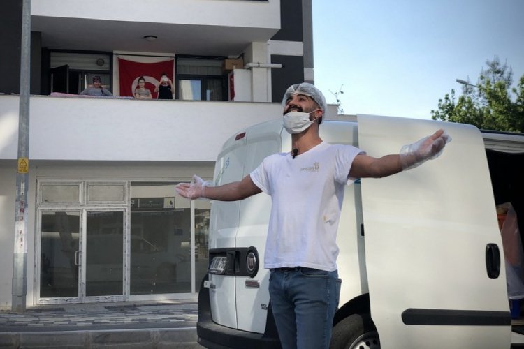Bursa'daki fenomen ekmek&ccedil;i: "İnsanları camlarda moralsiz g&ouml;r&uuml;nce onlara şarkı s&ouml;yledim"