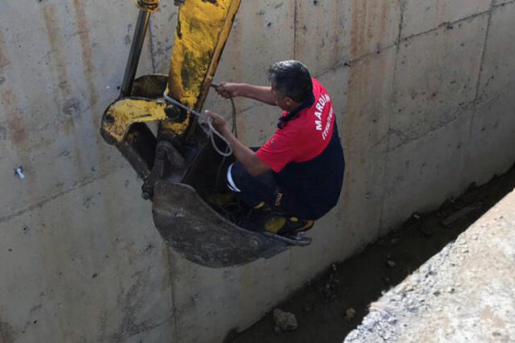 Sulama kanalına d&uuml;şen eşeği itfaiye kurtardı