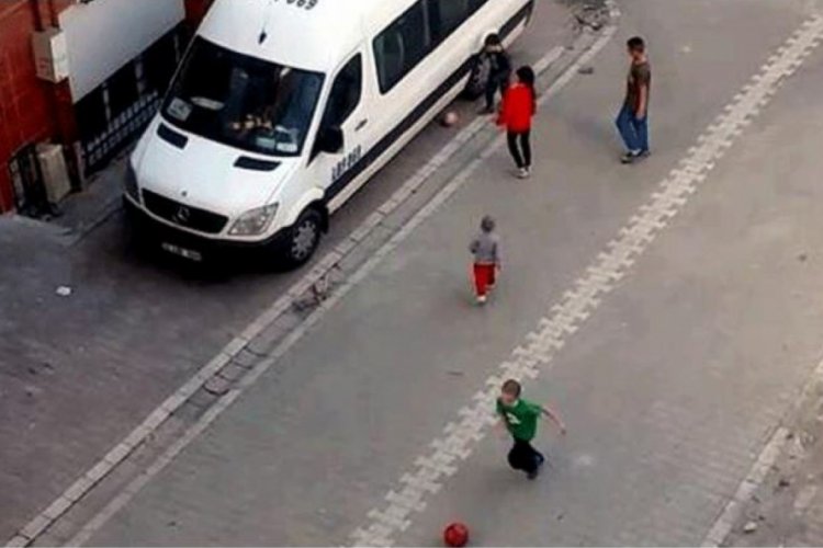 &Ccedil;ocukların sokaktaki oyununu polis sireni bitirdi