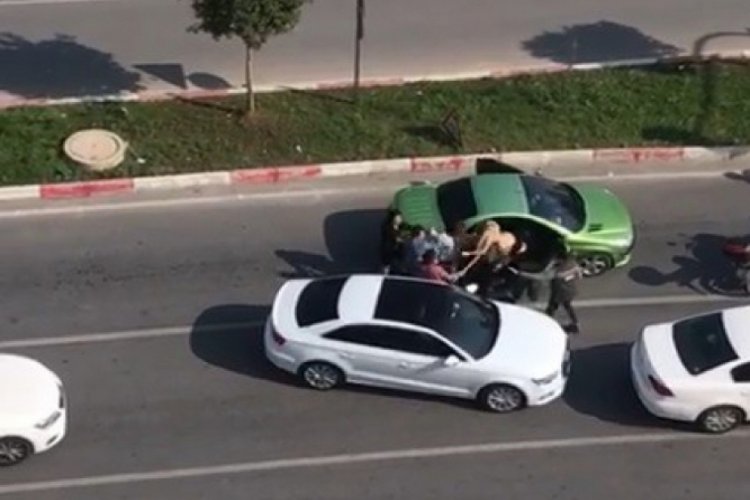 Trafikte tartıştığı kadınlara sopayla saldırdı