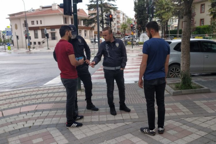 Bursa'da dışarı &ccedil;ıkan kardeşlere para cezası