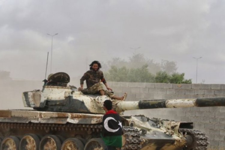 Libya h&uuml;k&uuml;metine bağlı savaş u&ccedil;akları Hafter'e ait yakıt tankerini vurdu