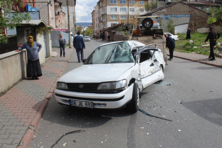 Beton mikseri ile otomobil &ccedil;arpıştı: 2 yaralı