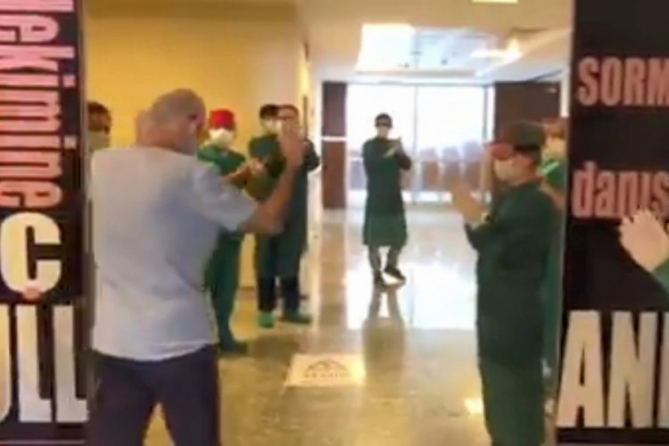 Koronavir&uuml;s&uuml; yenen doktor, alkışlarla taburcu oldu