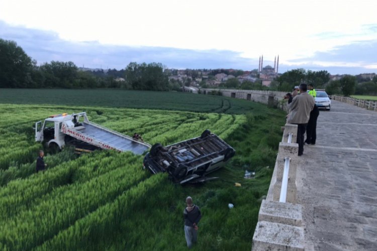 Minib&uuml;s k&ouml;pr&uuml;den tarlaya u&ccedil;tu: 1 yaralı
