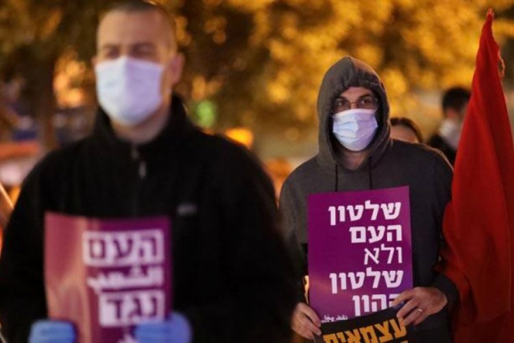 Tel Aviv'de sosyal mesafeli Netanyahu karşıtı g&ouml;steri
