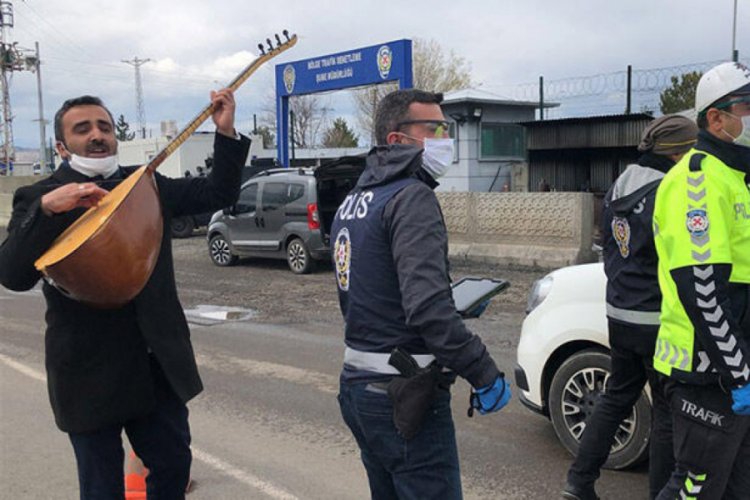 Halk ozanı Arif G&uuml;lcani, polislere saz &ccedil;alıp şarkı s&ouml;yleyerek teşekk&uuml;r etti