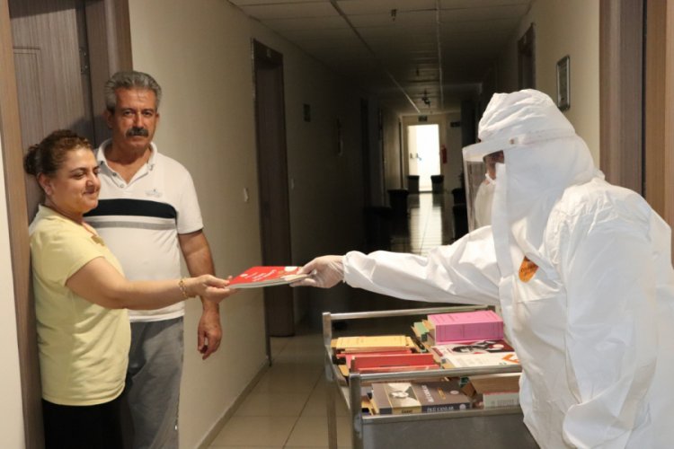 Karantinadaki gurbet&ccedil;i vatandaşlara bakandan kitap s&uuml;rprizi
