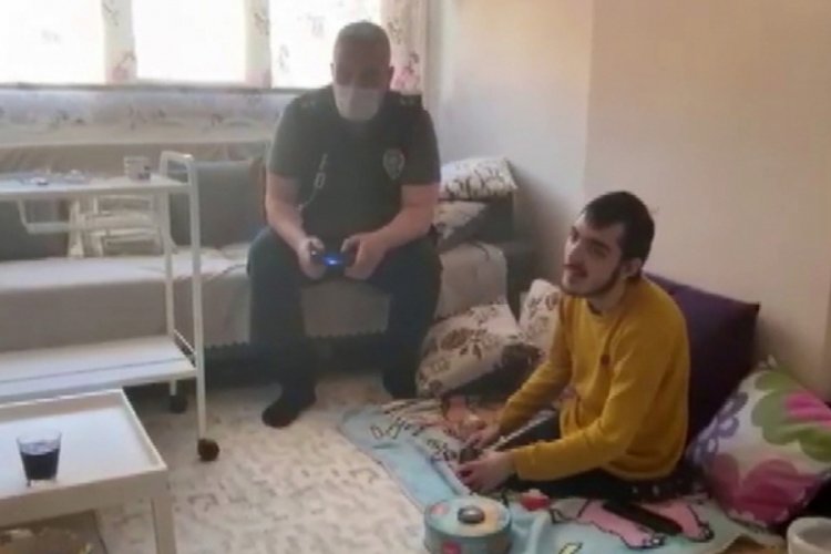 Polis engelli &ccedil;ocuğun playstation oynama isteğini geri &ccedil;evirmedi