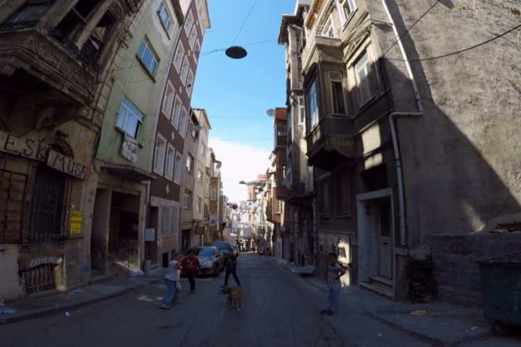 Balat'ta &ccedil;ocuklar kısıtlamaya aldırmadan sokağa &ccedil;ıktı