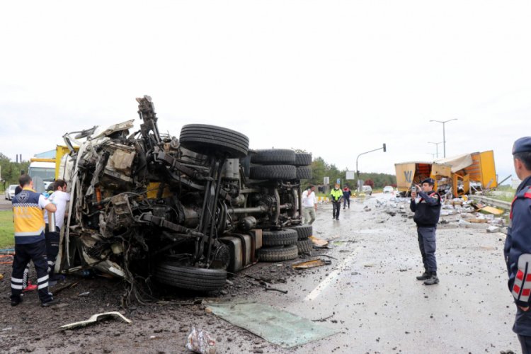 TIR ile &ccedil;arpışan kamyonda sıkışarak hayatını kaybetti