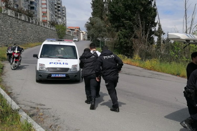 Motosikletle gezintiye &ccedil;ıktı, 'dur' diyen polisi yumrukladı