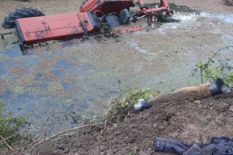 Sulama kanalına d&uuml;şen trakt&ouml;rde can verdi