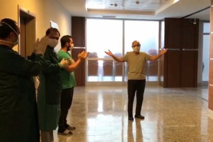 Koronayı yenen doktoru mesai arkadaşları alkışlarla taburcu etti