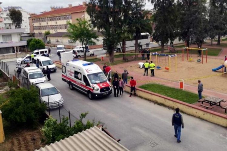 4 aylık bebeğinin boğazına bı&ccedil;ak dayadı!